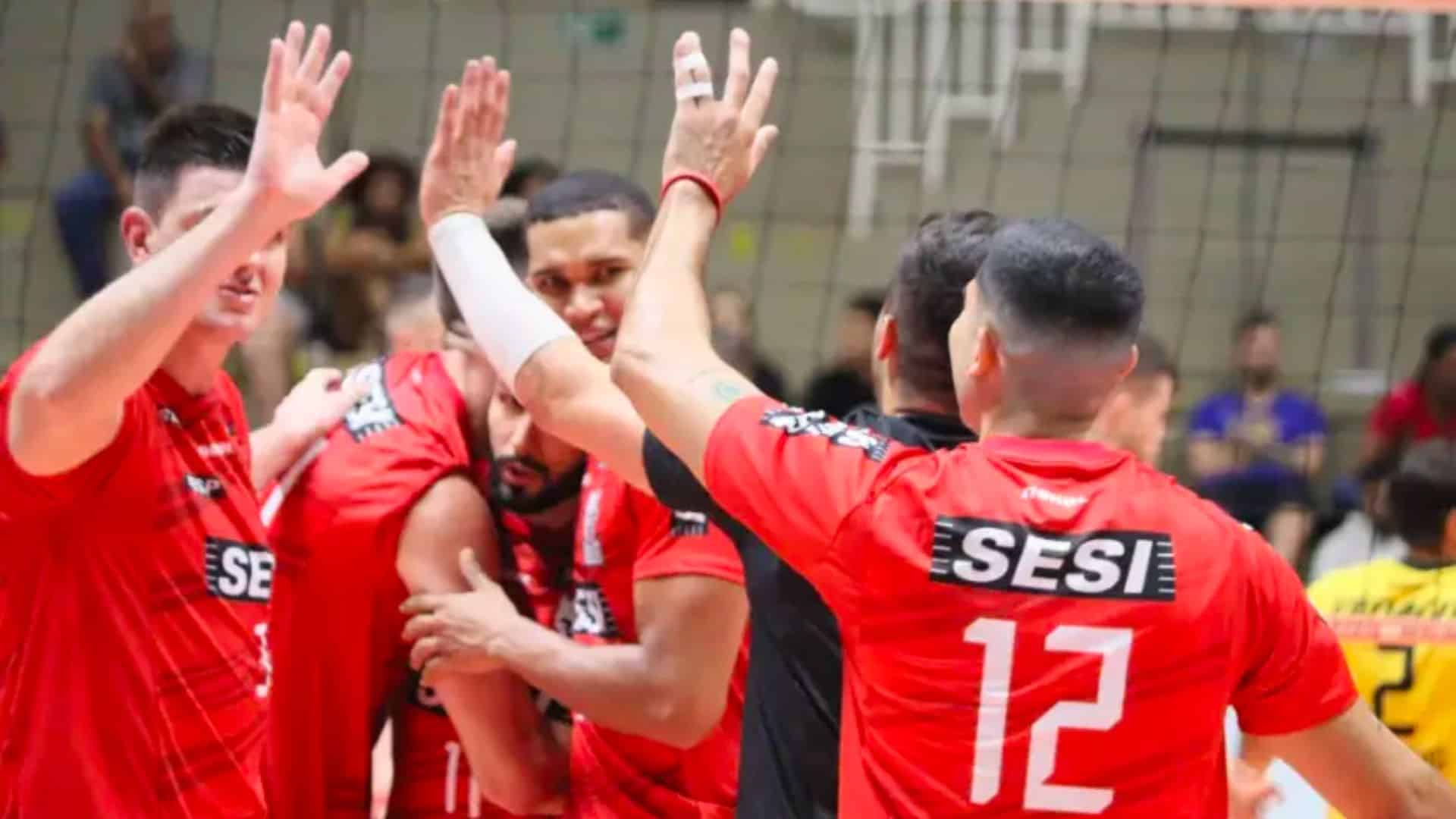 Sesi-SP comemora ao vencer o Suzano pelo Campeonato Paulista de vôlei masculino (Foto: Marcelo Ferrazoli/Sesi-SP)
