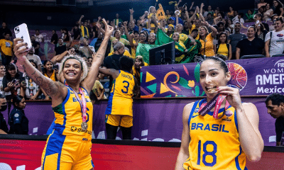 Jogadoras da seleção brasileira de basquete feminino comemoram com a torcida após vaga no Pré-Olímpico do Rio de Janeiro para Paris 2024