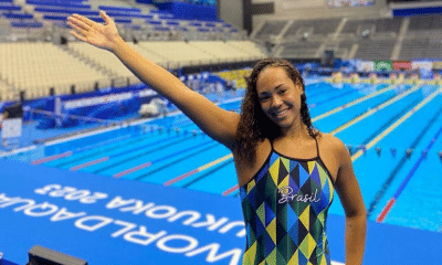 Celine Bispo posa para foto em frente à piscina no Mundial Júnior de natação