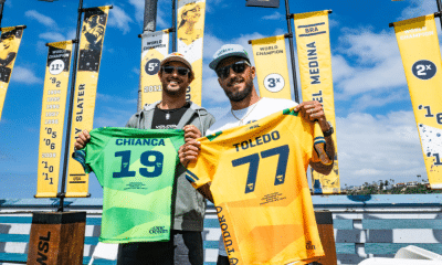 Chumbinho e Filipinho posam para foto com as jerseys que irão usar no WSL Finals