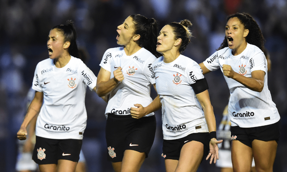Jogadoras do Corinthians comemoram um gol contra o Santos no Brasileiro Feminino