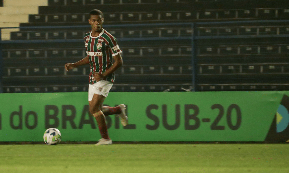 Jogador do Fluminense conduz a bola em jogo contra o Corinthians na Copa do Brasil Sub-20