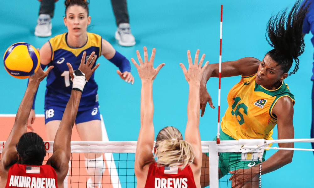 Fernanda Garay ataca sobre o bloqueio na final dos Jogos Olímpicos Tóquio-2020 vôlei
