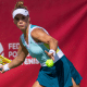 Laura Pigossi ataca bola em jogo do ITF de Caldas da Rainha