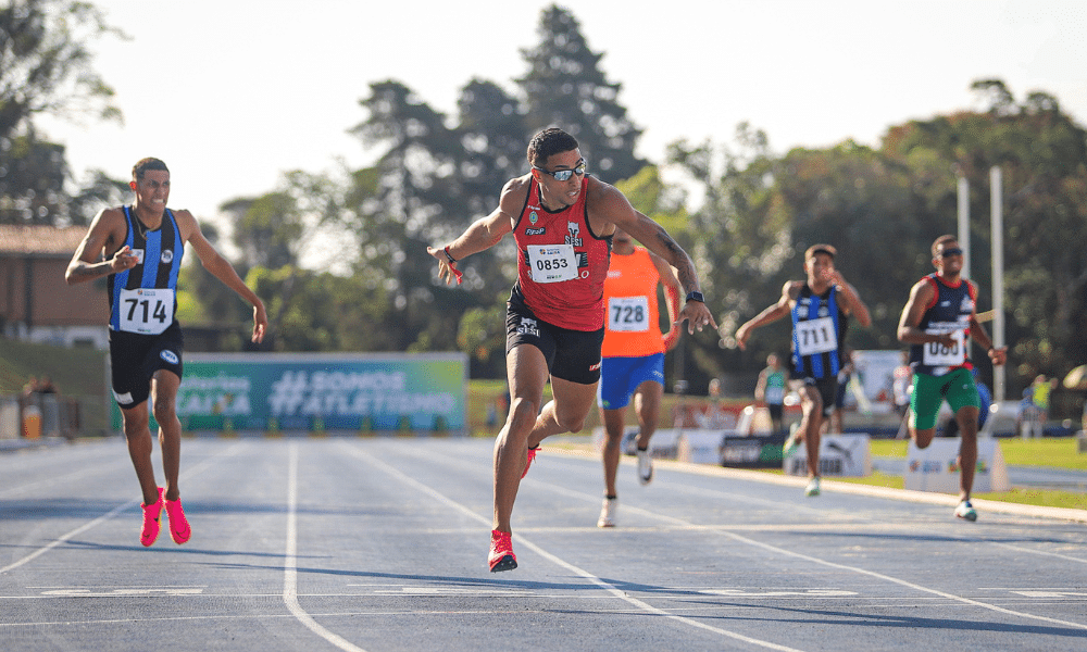 Lucas Vilar cruza a linha de chegada na final dos 400m no Brasileiro Sub-23 de atletismo