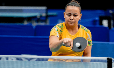 Marilane Santos rebate a bolinha em partida de tênis de mesa