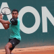 Thiago Monteiro olha para a bola antes de atacá-la em jogo do ATP Challenger de Gênova