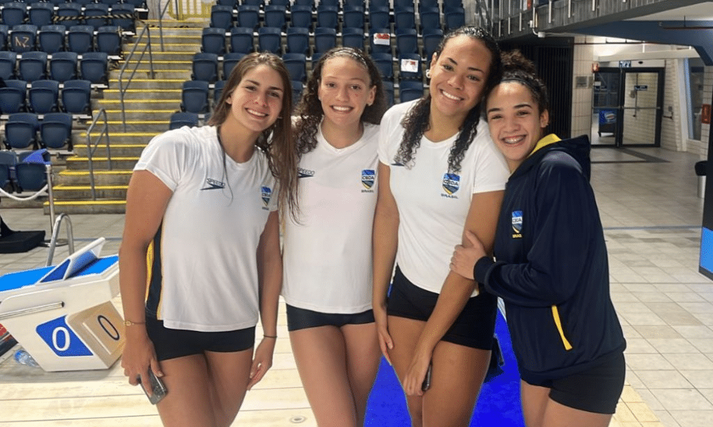 Atletas do revezamento 4x200m livre feminino do Brasil no Mundial Júnior de natação posam para foto