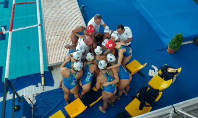 Jogadoras do Brasil de polo aquático fazem corrente de comemoração após vitória no Mundial sub-20
