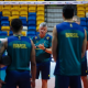 Renan Dal Zotto conversa com os atletas da seleção em um treino antes do Pré-Olímpico de vôlei