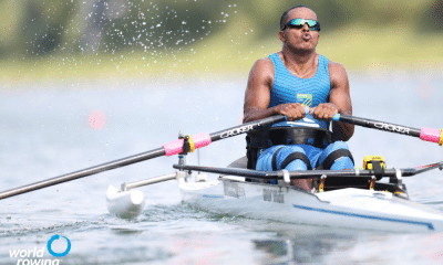 Renê Pereira rema o seu barco no Campeonato mundial de remo