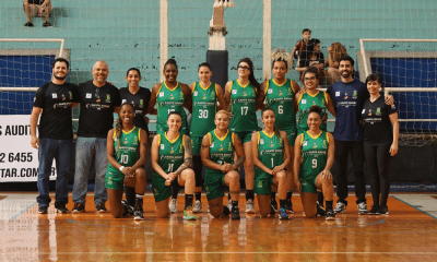 Equipe do Santo André posa para foto antes do jogo contra o Pró-Esporte/Sorocaba no Campeonato Paulista de basquete feminino