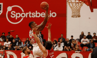 Malcolm Miller salta para atingir a cesta em jogo do São Paulo contra o Paulistano no Campeonato Paulista de basquete masculino
