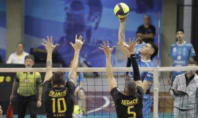 Jogador do Suzano ataca sobre o bloqueio do Vedacit Guarulhos no Campeonato Paulista de vôlei masculino