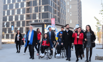Presidente do Chile, Gabriel Boric, caminha com comitiva na Vila Pan-Americana