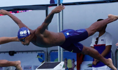 Alan Nicholas Gomes pulando na piscina antes da disputa dos 50m livre na Copa do Mundo de natação em Berlim