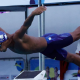 Alan Nicholas Gomes pulando na piscina antes da disputa dos 50m livre na Copa do Mundo de natação em Berlim