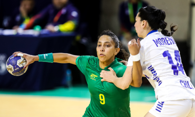 Ana Paula Rodrigues segura a bola enquanto é marcada por chilena. Ela representará o Brasil no handebol dos Jogos Pan-Americanos de Santiago-2023