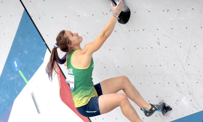 Na imagem, Anja Köhler em seu esforço para subir a parede.