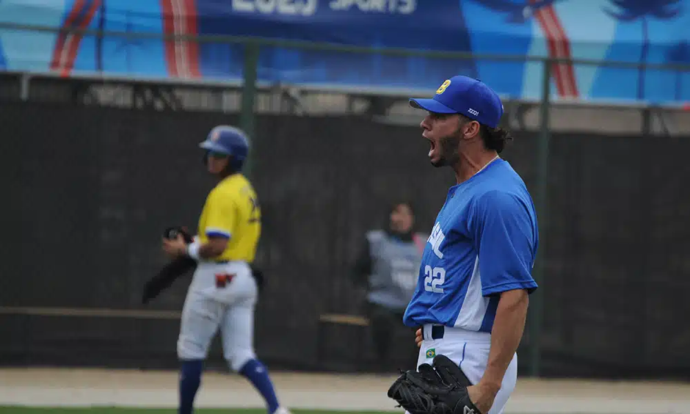 Na imagem, Gabriel Barbosa, último arremessador do Brasil, comemorando a eliminação final no beisebol.