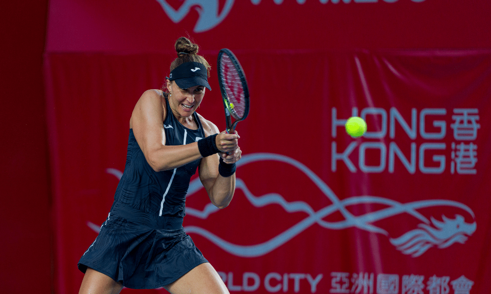 Bia Haddad fazendo uma devolução de backhand no WTA 250 de Hong Kong