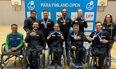 Atletas brasileiros de tênis de mesa paralímpico com medalhas no peito após conquistas no Aberto Fa20 da Finlândia