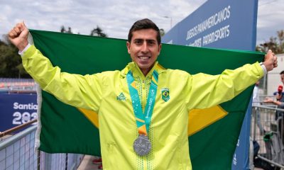 Caio Bonfim com a medalha de prata dos Jogos Pan-Americanos de Santiago-2023