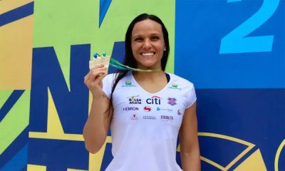 Na imagem, Carol Santiago exibindo suas novas medalhas.