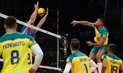 Darlan atacando bola contra bloqueio da República Tcheca no Pré-olímpico de vôlei masculino