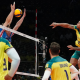 Darlan atacando bola contra bloqueio da República Tcheca no Pré-olímpico de vôlei masculino