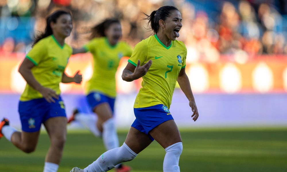Debinha comemora gol em partida Brasil x Canadá