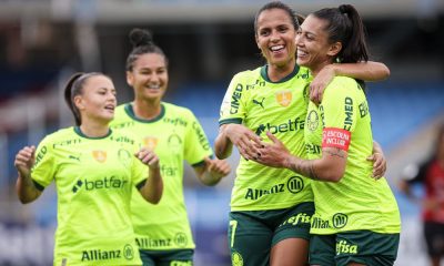 Jogadoras do Palmeiras comemorando um dos gols na goleada sobre o Caracas pela Libertadores Feminina (Reprodução/X/@LibertadoresFEM)
