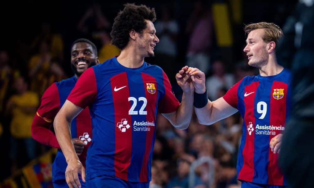 Brasileiro Thiagus Petrus (camisa 22), jogador do Barcelona na vitória do clube pela Liga dos Campeões (Reprodução/X/@FCBhandbol)