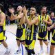 Equipe do Fenerbahçe, time do brasileiro Raulzinho, comemorando a vitória na EuroLeague (Reprodução/X/@FBBasketbol)