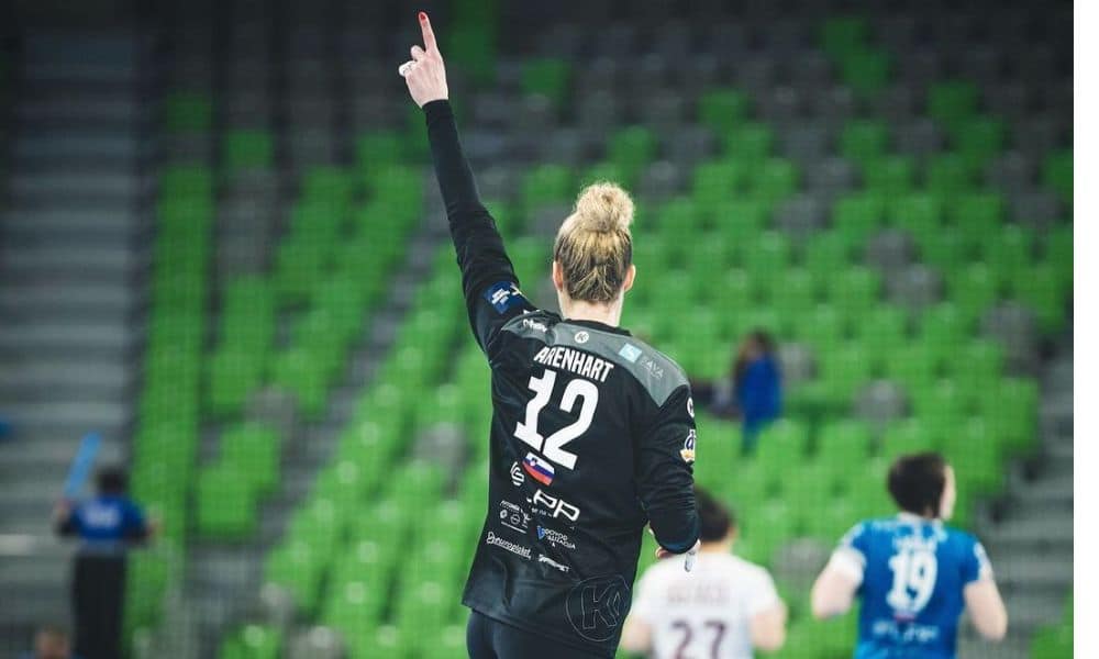 Goleira brasileira Babi Arenhart em ação na Liga dos Campeões de handebol feminino (Reprodução/Instagram/@babiarenhart)