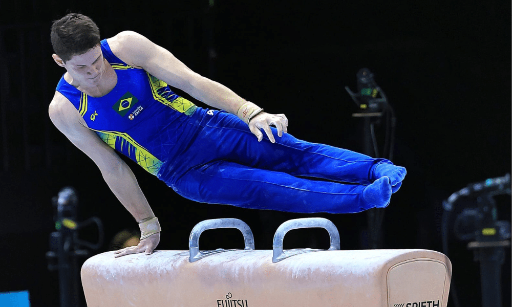 Diogo Soares durante apresentação no cavalo com alças do Mundial de ginástica artística; ele garantiu vaga olímpica