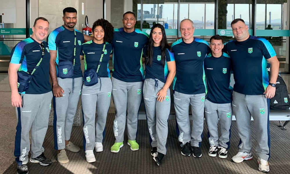 Equipe brasileira após desemabarque em Santiago para os Jogos Pan-Americanos