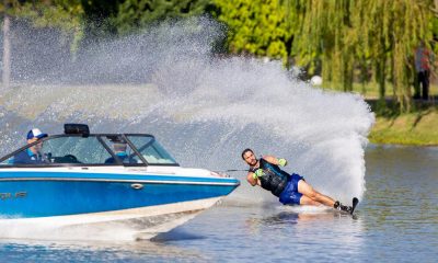 Na imagem, Felipe Neves deslizando na água com seu esqui, enquanto é puxado no barco.