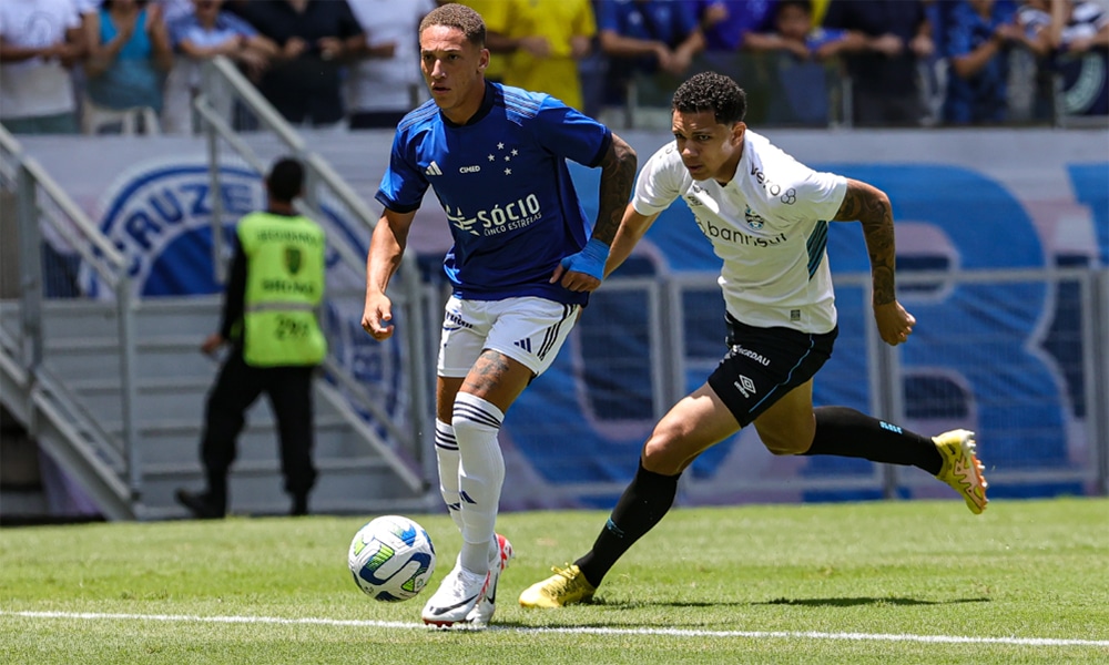 Na imagem, Fernando preparando o chute do gol.