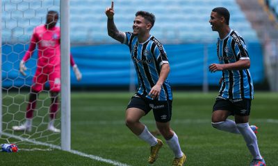 Na imagem, atacante do Grêmio comemorando um dos gols contra o Bahia.