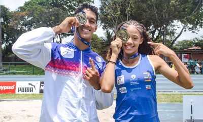 Na imagem, Hakelly de Souza e Diogo Kauã Gomes mostrando as medalhas conquistadas.