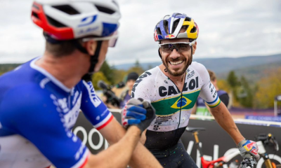 Henrique Avancini cumprimenta ciclista após prova de mountain bike