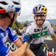 Henrique Avancini cumprimenta ciclista após prova de mountain bike