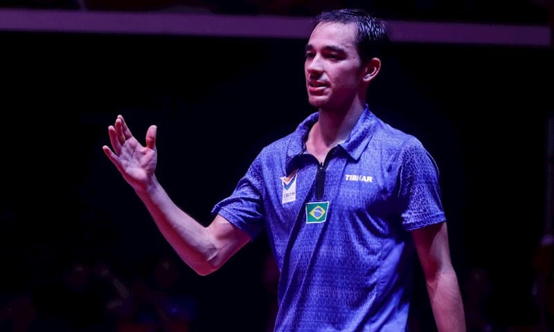 Na imagem, Hugo Calderano cumprimentado adversário.