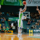 Jogador do Bauru Basket salta para arremessar em parida pelo Campeonato Paulista de basquete masculino