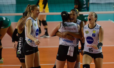Jogadoras do Praia Clube comemoram após vitória no Campeonato Mineiro de vôlei feminino