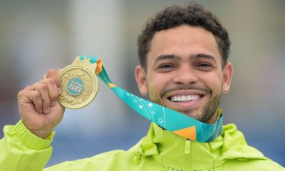 Lucas Rabelo sorri com a medalha de ouro dos Jogos Pan-Americanos de SAntiago-2023