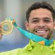 Lucas Rabelo sorri com a medalha de ouro dos Jogos Pan-Americanos de SAntiago-2023