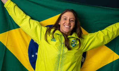 Luisa Stefani com a bandeira do Brasil antes da cerimônia de abertura dos Jogos Pan-Americanos Santiago-2023