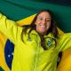 Luisa Stefani com a bandeira do Brasil antes da cerimônia de abertura dos Jogos Pan-Americanos Santiago-2023